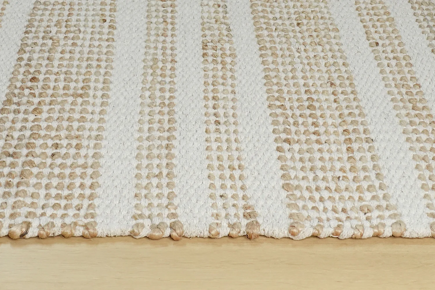 KRAFTO105 Border 160x230cm ナチュラルの敷き込みイメージ